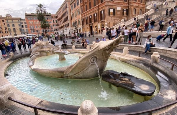 Fontaine Barcaccia à la Piazza di Spagna à Rome