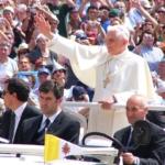 Pape dans sa voiture saluant le public au Vatican