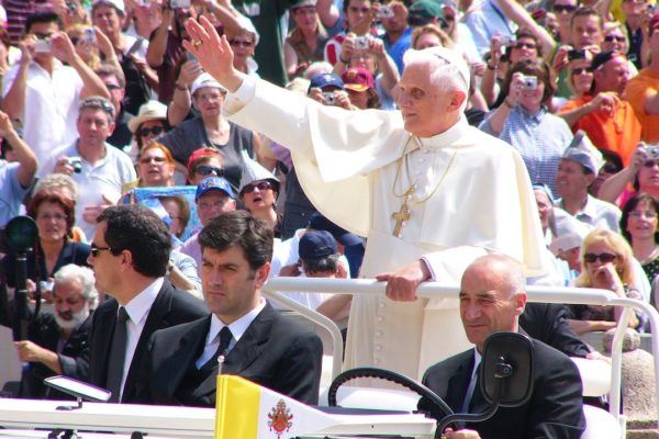 Pape dans sa voiture saluant le public au Vatican