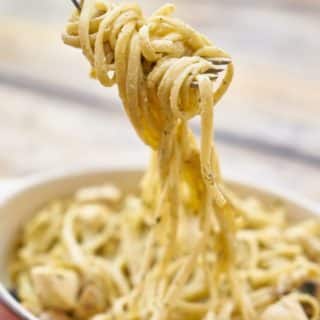 Fourchette enroulée de pâtes à la carbonara