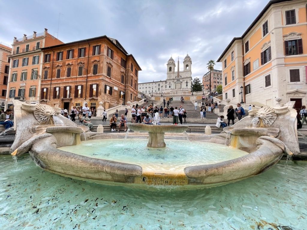 Piazza di Spagna avec la fontaine de Barbaccia à Rome