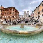 Piazza di Spagna avec la fontaine de Barbaccia à Rome