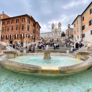 Piazza di Spagna avec la fontaine de Barbaccia à Rome