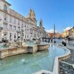 Fontaine de la Piazza Navona en premier plan avec église et obélisque en second plan