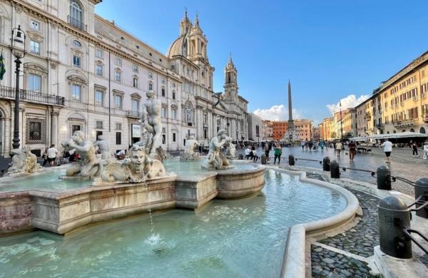 Fontaine de la Piazza Navona en premier plan avec église et obélisque en second plan