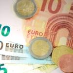 Pièces de monnaie et billets de 10, 20 et 5 euros