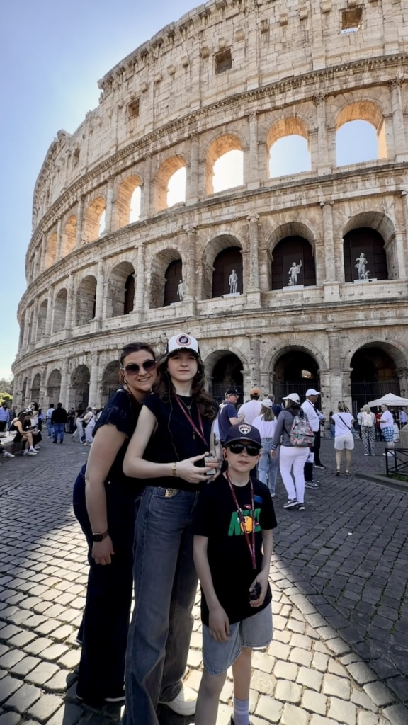 Anne de Partir à Rome et ses enfants, devant le Colisée