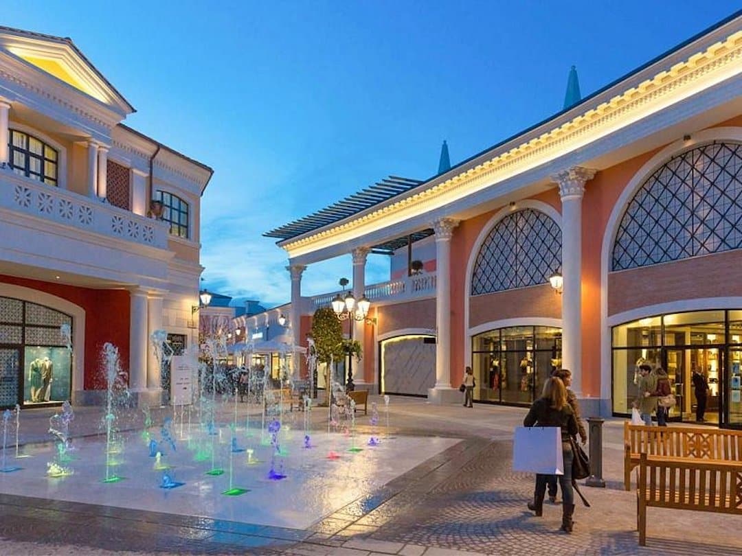 Shopping à outlet Castel Romano et ses fontaines