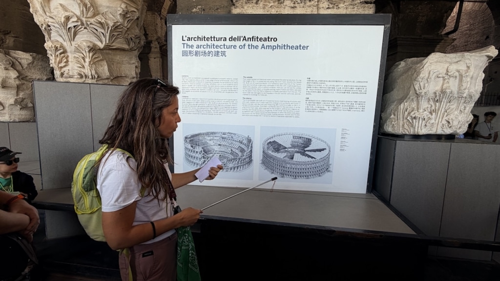 Guide en français lors d'une visite du Colisée à Rome