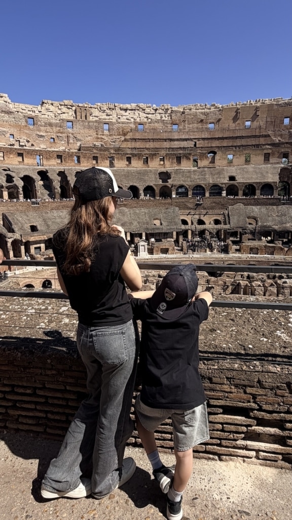 Les enfants contemplent l'intérieur du Colisée