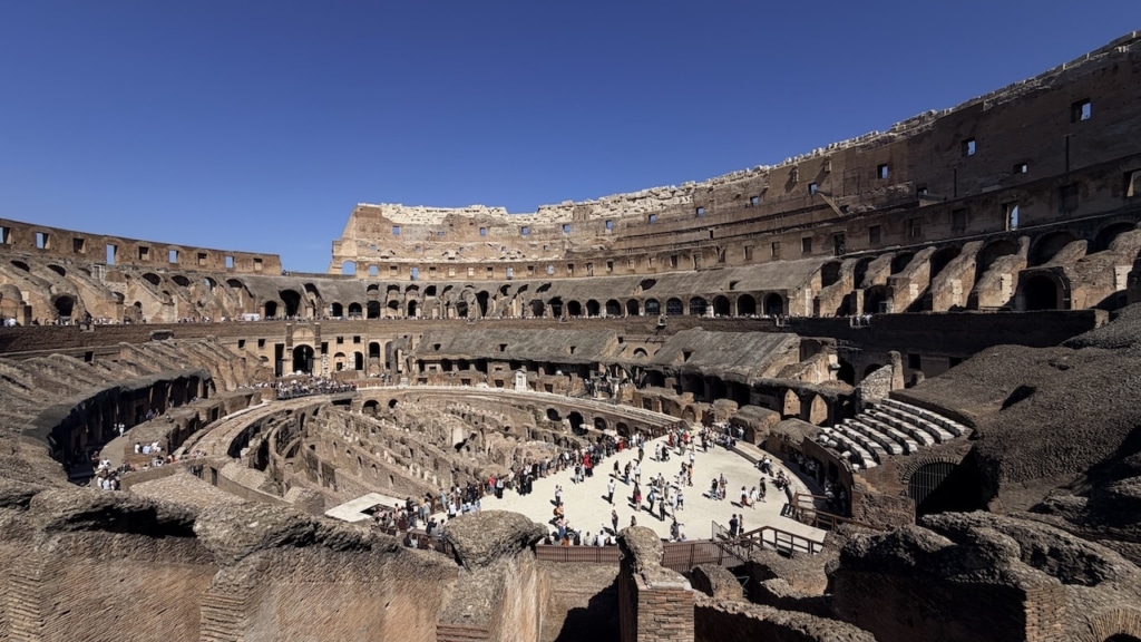 Vue sur les arènes du Colisée de Rome ors d'une visite guidée