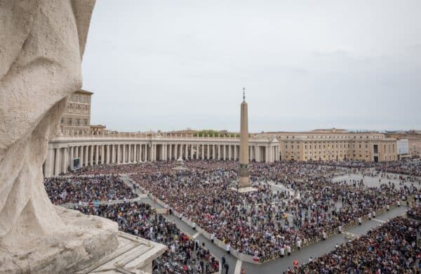 Foule sur la palce Saint-Pierre lors du dimanche de Pâques à Rome